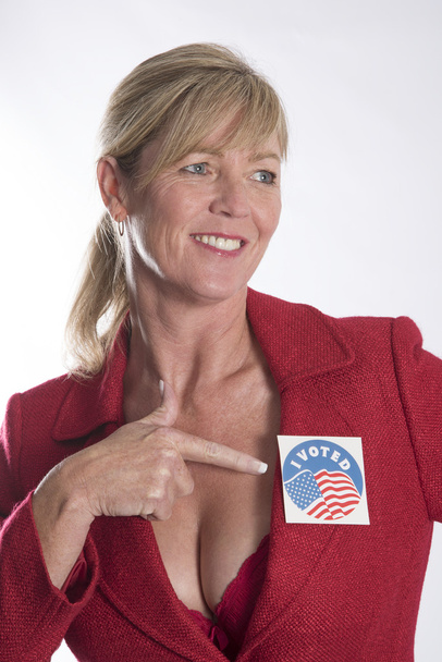 女性のジャケットに「投票した」ステッカー - 写真・画像