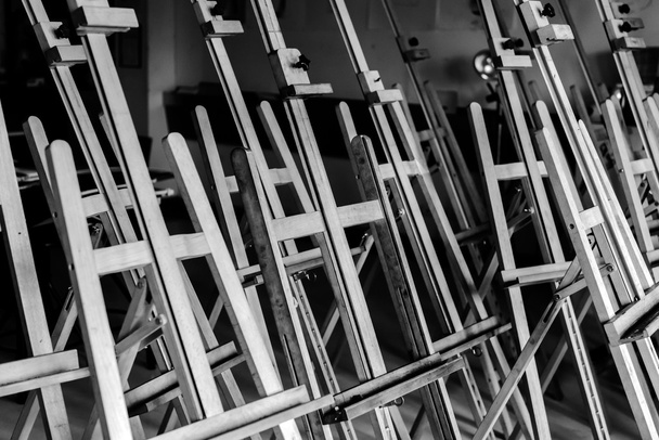 Plus de chevalets vierges en studio, couleur noir et blanc
 - Photo, image