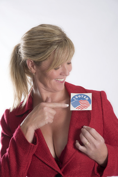 'Voté' pegatina en la chaqueta de la mujer
 - Foto, imagen