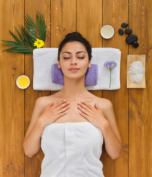 Young beautiful woman in aroma spa wellness center - Zdjęcie, obraz