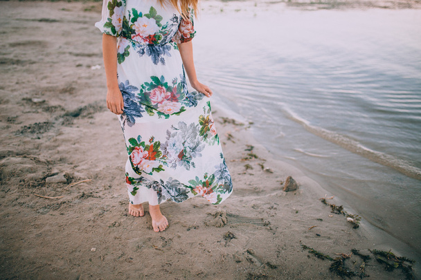 Kumlu plajda kız - Fotoğraf, Görsel