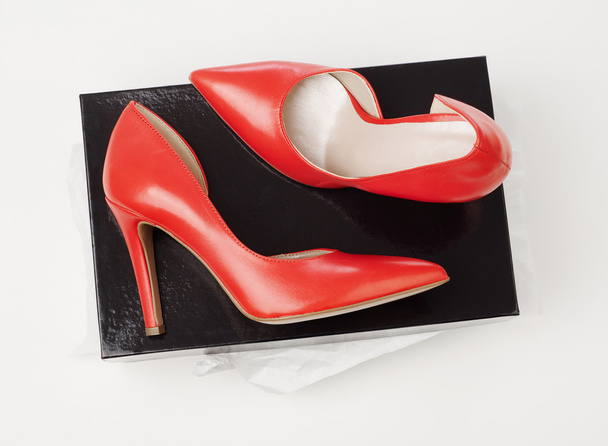 Красные каблуки на коробке
 - Фото, изображение