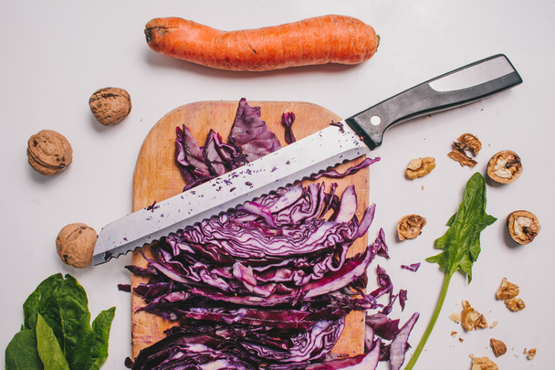 Sałatka z cabbage.carrot.nuts fioletowy - Zdjęcie, obraz