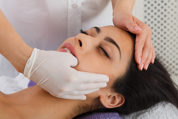 Médico fazer massagem Intra oral no centro de bem-estar spa
 - Foto, Imagem