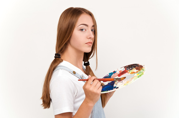 grazioso giovane artista in possesso di una tavolozza e pennelli
 - Foto, immagini