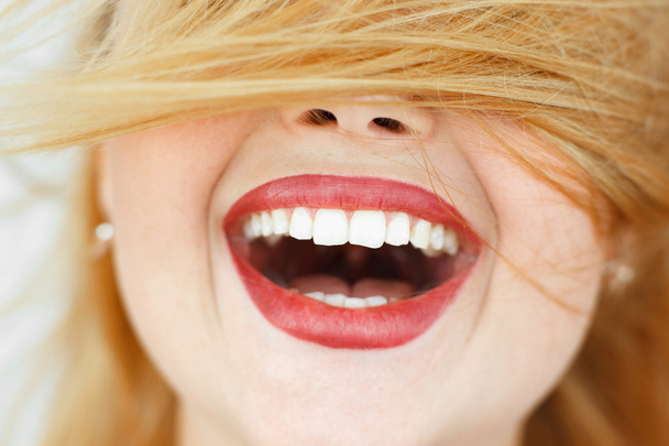 Happy laughing woman with red hair close-up - Foto, Bild