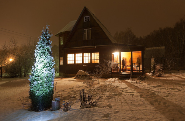 Casa del condado de Rusia (dacha) y árbol de Navidad decorado. Región de Moscú. Rusia
. - Foto, Imagen