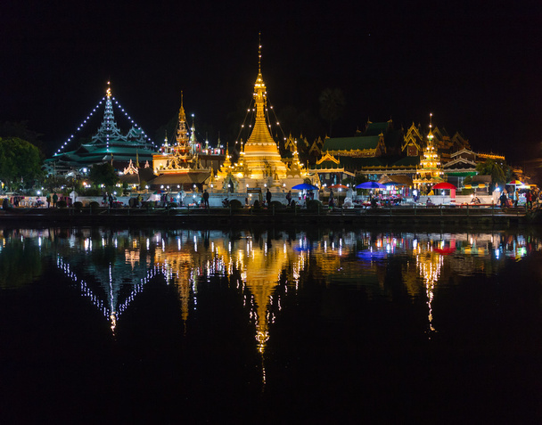 タイ、メーホンソン県のワット ・ ヨーン ・ クラーンとカムで黄昏時の美しい光色. - 写真・画像