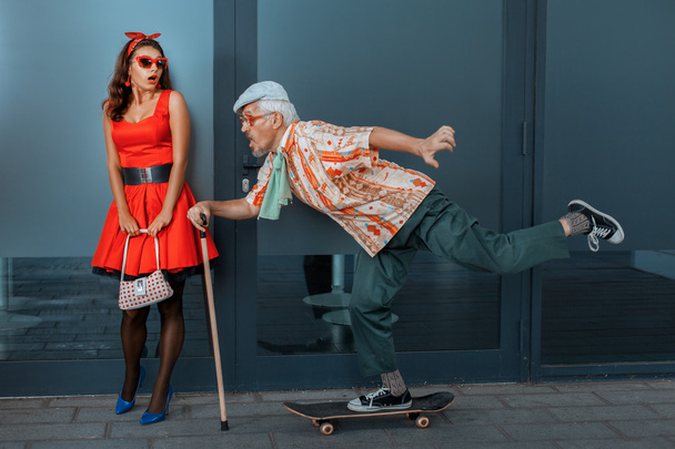 Vecchio uomo cavalca rapidamente uno skateboard sulla strada. - Foto, immagini
