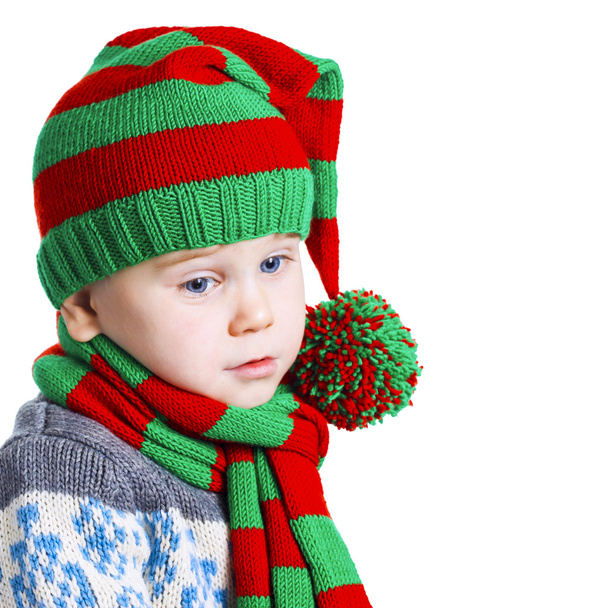Noel çocuk örme kumaşlar içinde üzgün görünüyor - Fotoğraf, Görsel