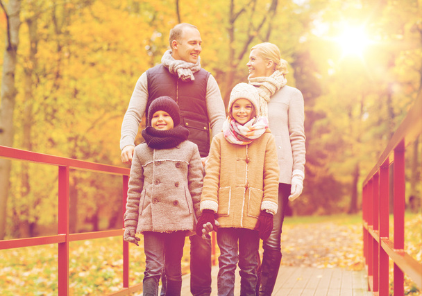 秋の公園で幸せな家族 - 写真・画像