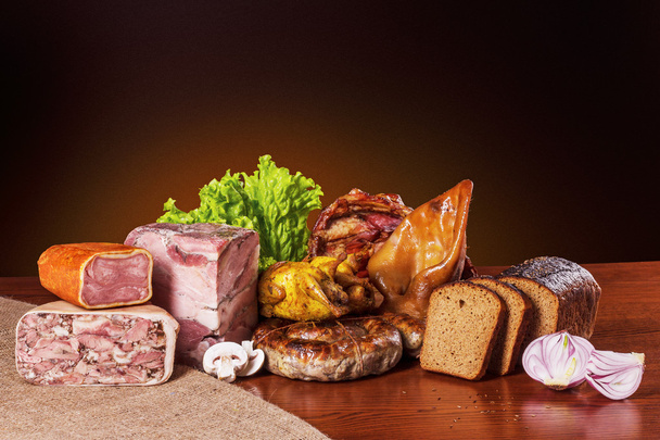 Produits de viande assortis avec tranches de pain
 - Photo, image