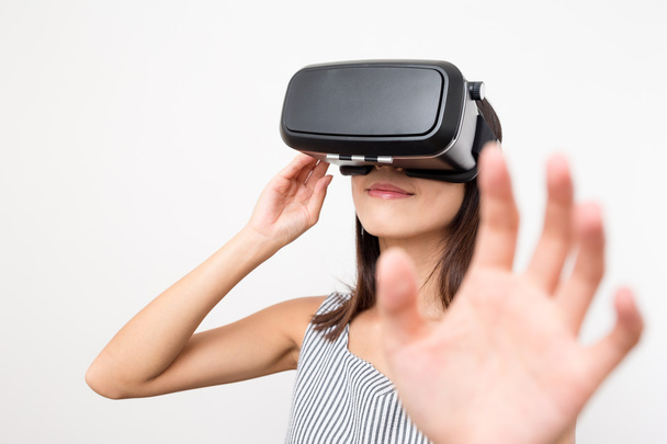 Donna che indossa cuffie realtà virtuale
 - Foto, immagini