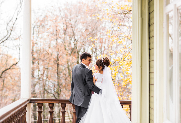 nevěsta a ženich na podzim - Fotografie, Obrázek