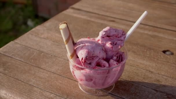 köstliches frittiertes Eis mit Kirscharoma auf dem hölzernen Hintergrund - Filmmaterial, Video