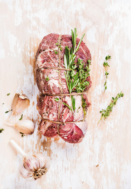 Raw roastbeef meat cut with rosemary - Foto, afbeelding