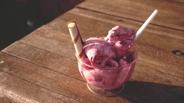 Vynikající smažená zmrzlina s třešňovou příchutí na dřevěné pozadí - Záběry, video