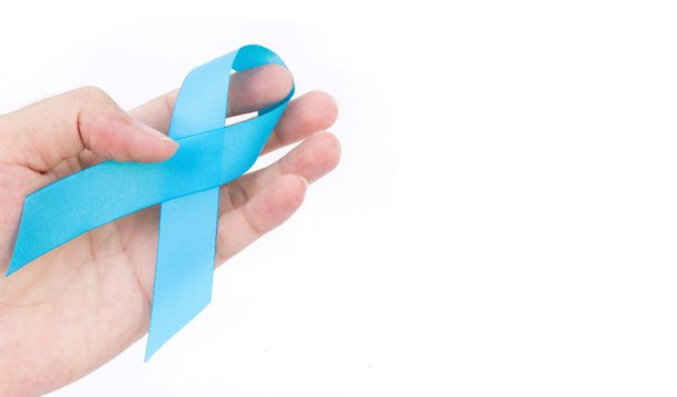 Рука тримає синю стрічку на білому тлі концепції обізнаності про рак простати
 - Фото, зображення