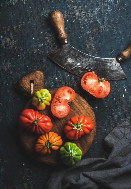Fresh colorful ripe heirloom tomatoes - Zdjęcie, obraz