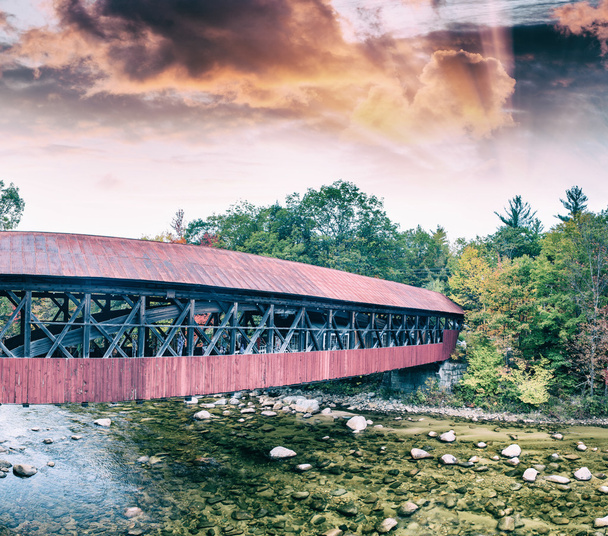 Νέα Αγγλία ξύλινη γέφυρα στο σούρουπο - Φωτογραφία, εικόνα