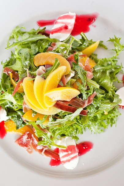 Plate of grilled peach and Mozzarella salad with mixed baby gree - Foto, Imagem