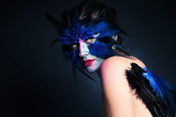 Maquillaje de Halloween. Fantasía mujer pájaro con maquillaje artístico
  - Foto, imagen
