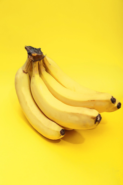 Tiro no fundo de cor pura de bananas
 - Foto, Imagem