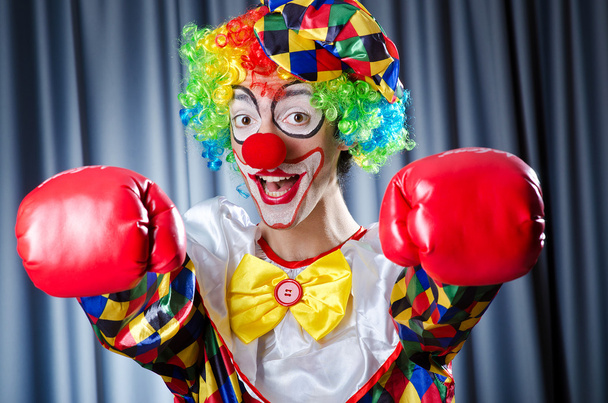Клоун з боксерськими рукавичками
 - Фото, зображення