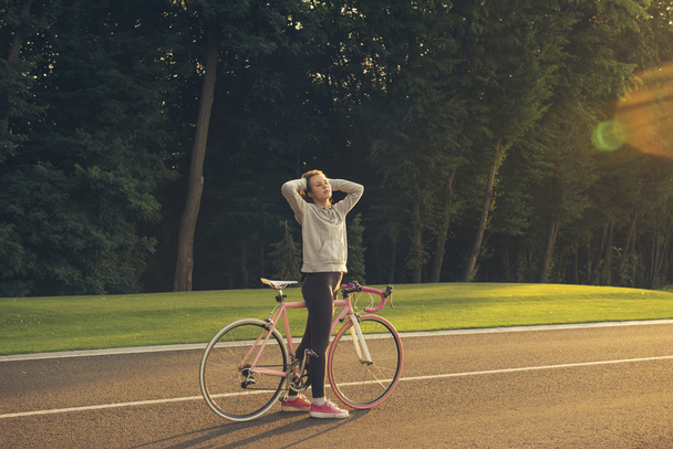 Mujer activa en bicicleta
 - Foto, Imagen