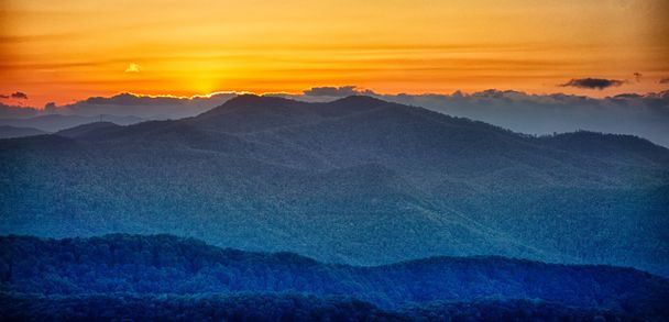 Blue Ridge Parkway verão Appalachian Montanhas pôr do sol
  - Foto, Imagem