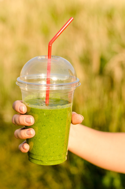energía verde y batido nutricional cocktai en la mano
 - Foto, Imagen