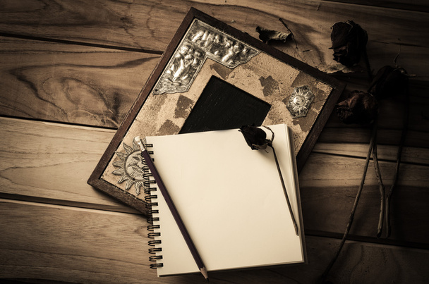 Stilleven fotolijsten, vazen, gedroogd roos notebook concept frequente herinneringen. - Foto, afbeelding