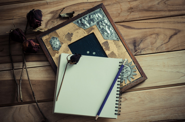 Still life κορνίζες, βάζα, αποξηραμένα τριαντάφυλλο σημειωματάριο έννοια συχνές αναμνήσεις. - Φωτογραφία, εικόνα