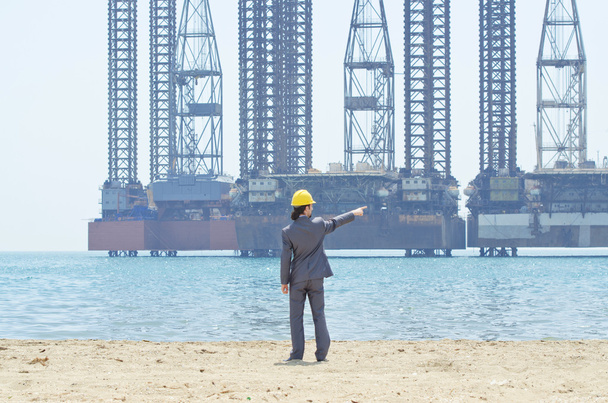 Нафтовий інженер на морському пляжі
 - Фото, зображення