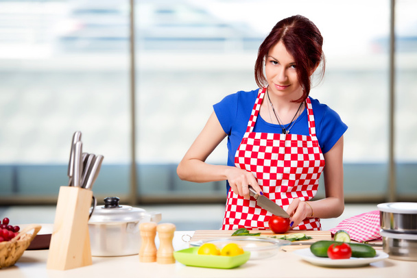 Frau bereitet Salat in der Küche zu - Foto, Bild