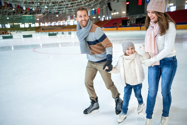 Fin de semana en pista de patinaje sobre hielo
 - Foto, Imagen