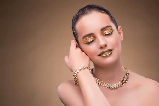 Elegantní žena s šperky v módní koncept - Fotografie, Obrázek