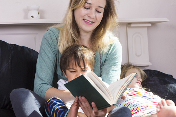 Мама читает детям в постели
  - Фото, изображение