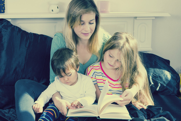 Matka, čtení pro děti v posteli  - Fotografie, Obrázek