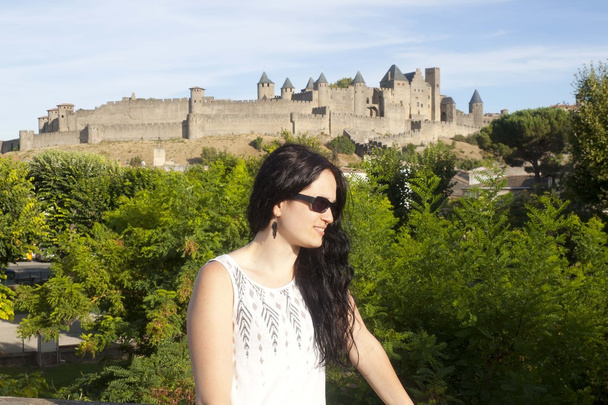 nő előtt Carcassonne város Franciaországban - Fotó, kép