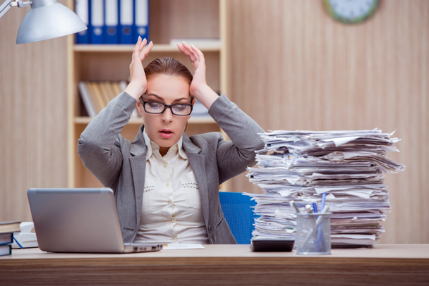 Занятая нервная женщина-секретарь находится в состоянии стресса в офисе
 - Фото, изображение