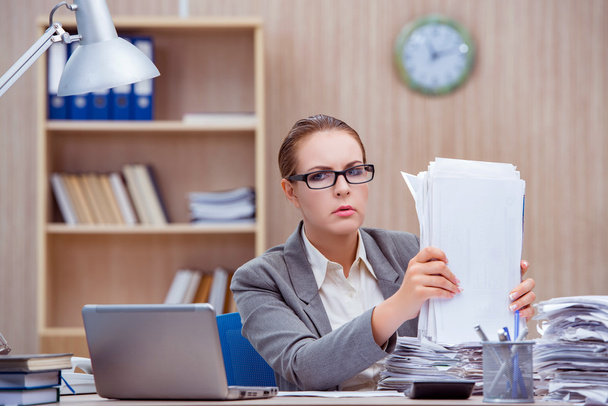 Ocupada secretaria estresante mujer bajo estrés en la oficina
 - Foto, imagen