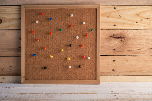 Group of thumbtacks pinned on corkboard - Foto, immagini