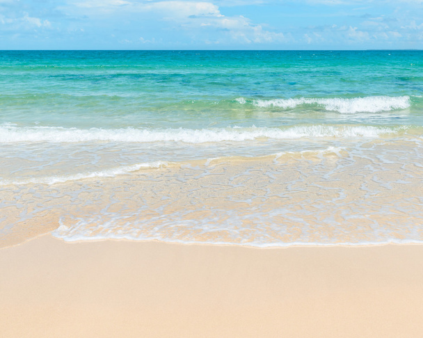 Mar azul claro e praia arenosa
 - Foto, Imagem