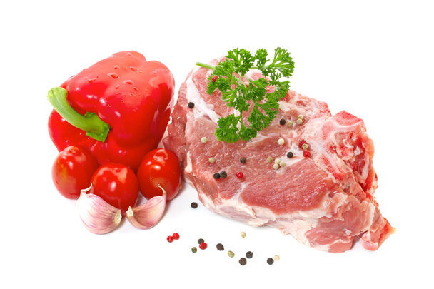 白い背景の上のスパイスと野菜の生の肉 - 写真・画像