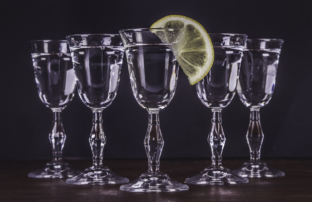 Set de vasos de alcohol con fondo
 - Foto, Imagen