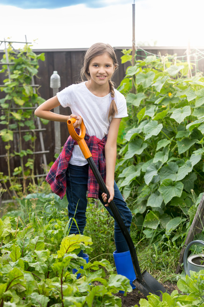 Garden'da çalışma ve toprak kazma sevimli 10 yaşındaki kız - Fotoğraf, Görsel