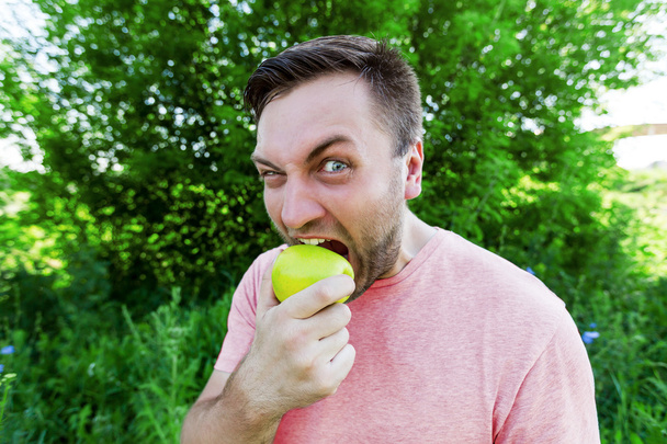 Hombre comiendo manzana
 - Foto, Imagen