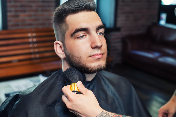 Homem na barbearia
 - Foto, Imagem