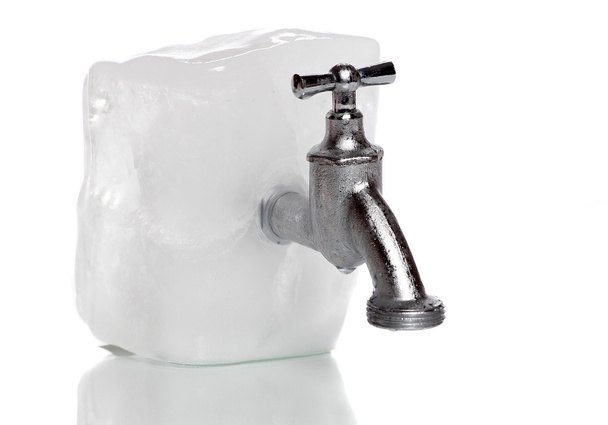 gefrorener Wasserhahn auf Eisfelsen - Foto, Bild
